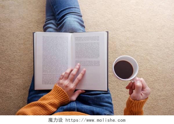 坐在黄色地板上阅读书籍的女人阅读概念。柔软的焦点在舒适的房子的书籍和咖啡放松的年轻妇女, 坐在地板上, 顶部视图